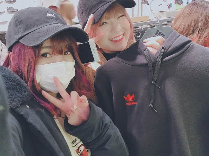 かすさんのインスタグラム写真 - (かすInstagram)「 誕プレはadidasのバレンタイン限定パーカーをあげたよ〜  お揃いだよ〜  #adidas」2月23日 18時33分 - kasuu_kasu