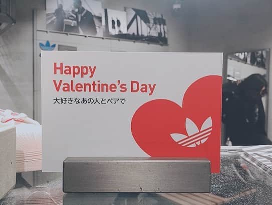 かすさんのインスタグラム写真 - (かすInstagram)「 誕プレはadidasのバレンタイン限定パーカーをあげたよ〜  お揃いだよ〜  #adidas」2月23日 18時33分 - kasuu_kasu