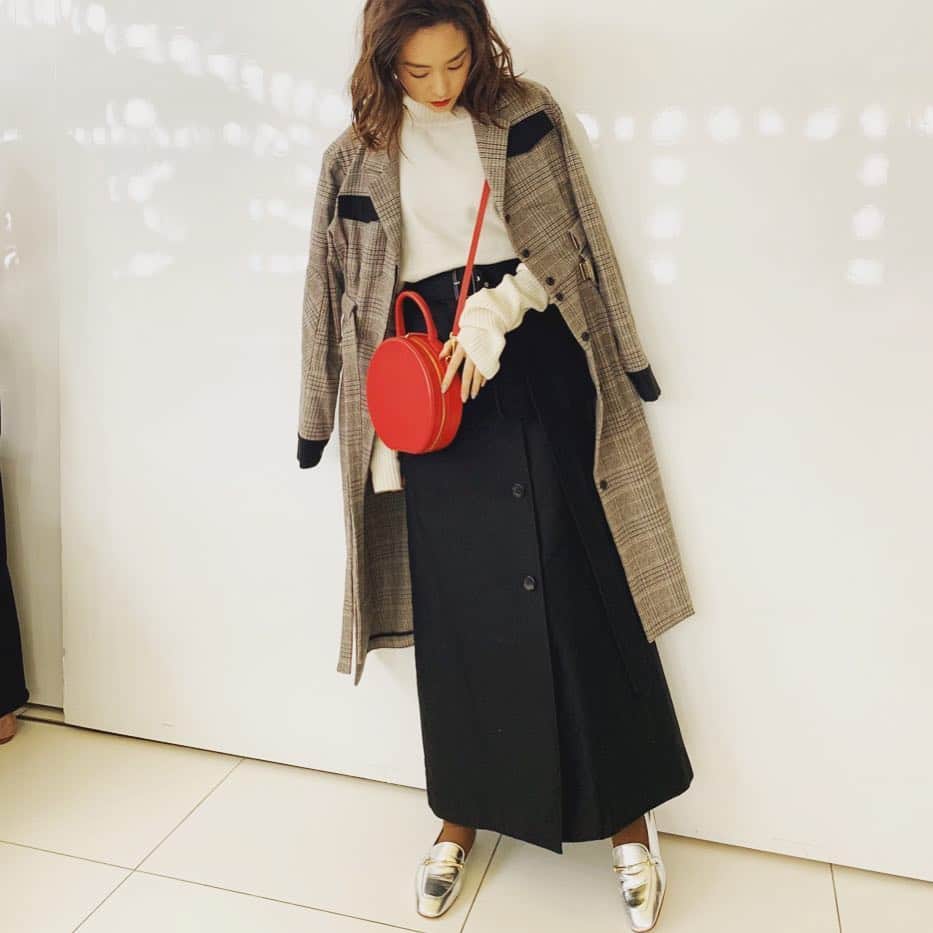 桐谷美玲さんのインスタグラム写真 - (桐谷美玲Instagram)「モノトーンが多い私服に MANSUR GAVRIELのバッグが差し色💃 ブランドはタグへ☝️」2月23日 18時41分 - mirei_kiritani_