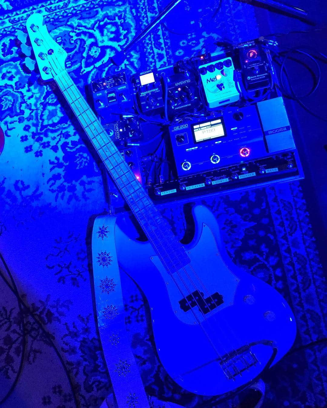 のインスタグラム：「今夜はアニスのバースデーライブ🍰  4弦な日なんで、SugiのRain makerでガッっと弾かせて頂きます♫  #sugi #rainmaker2 #modernpirates 4弦」
