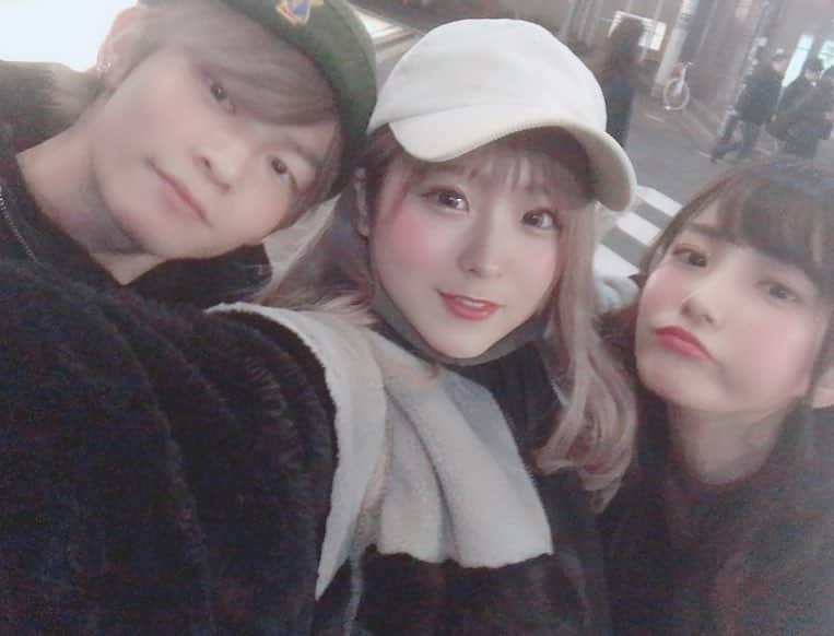 こなんさんのインスタグラム写真 - (こなんInstagram)「. . 昨日はサプライズで ジュキヤの誕生日を かすとお祝いした🥰🎉 仲子さんだいすきだよ  お揃いのパーカーでプリ撮れなかったから 外でプリっぽく撮ったもんね  #かすじゅきこな#仲子さん#あいらぶゆー」2月23日 19時28分 - konan_610