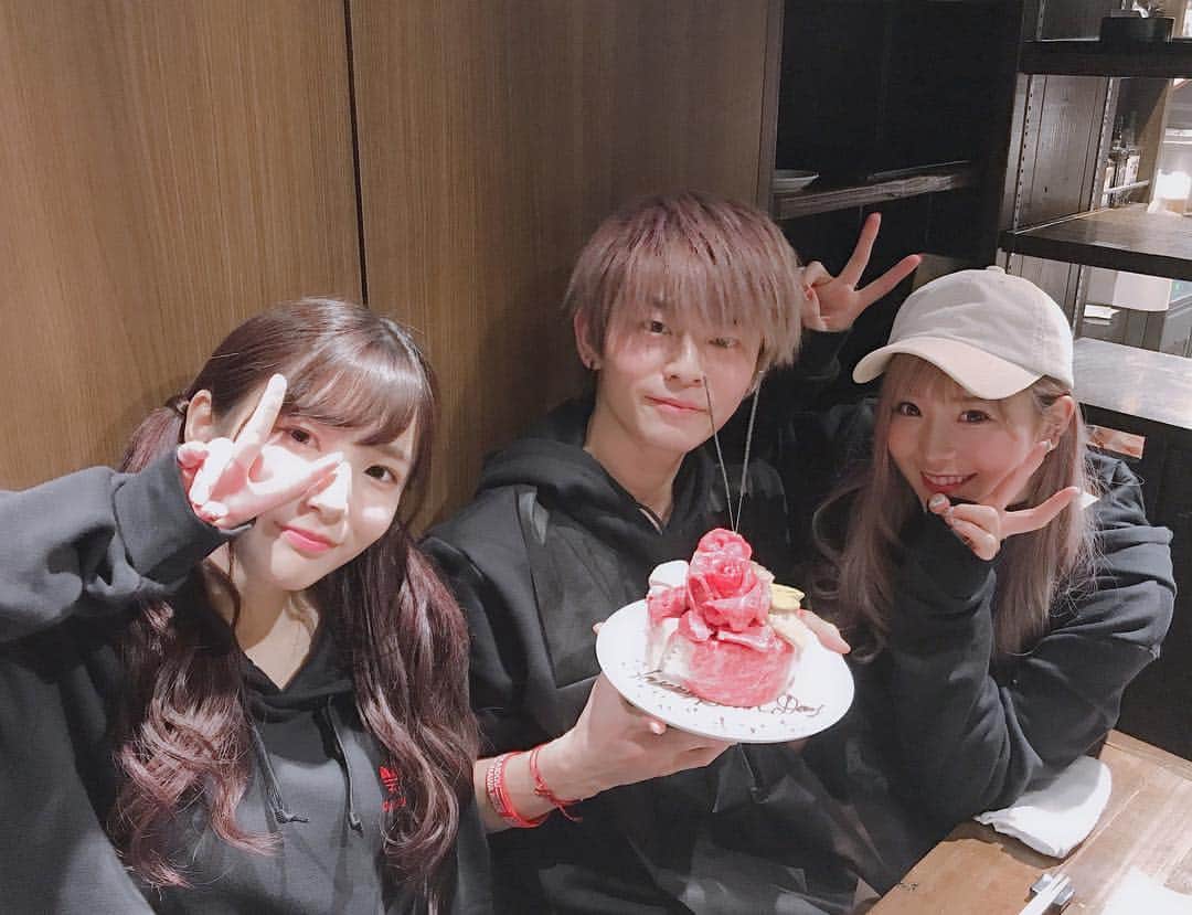 こなんさんのインスタグラム写真 - (こなんInstagram)「. . 昨日はサプライズで ジュキヤの誕生日を かすとお祝いした🥰🎉 仲子さんだいすきだよ  お揃いのパーカーでプリ撮れなかったから 外でプリっぽく撮ったもんね  #かすじゅきこな#仲子さん#あいらぶゆー」2月23日 19時28分 - konan_610