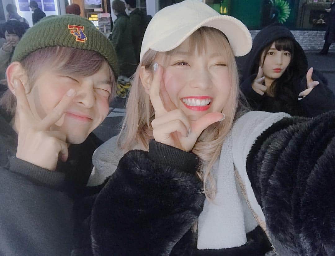 こなんさんのインスタグラム写真 - (こなんInstagram)「. . 昨日はサプライズで ジュキヤの誕生日を かすとお祝いした🥰🎉 仲子さんだいすきだよ  お揃いのパーカーでプリ撮れなかったから 外でプリっぽく撮ったもんね  #かすじゅきこな#仲子さん#あいらぶゆー」2月23日 19時28分 - konan_610