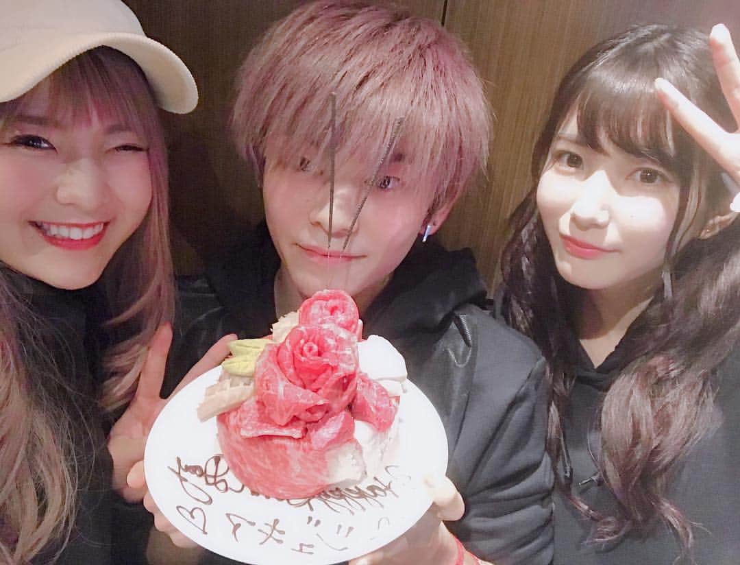 こなんさんのインスタグラム写真 - (こなんInstagram)「. . 昨日はサプライズで ジュキヤの誕生日を かすとお祝いした🥰🎉 仲子さんだいすきだよ  お揃いのパーカーでプリ撮れなかったから 外でプリっぽく撮ったもんね  #かすじゅきこな#仲子さん#あいらぶゆー」2月23日 19時28分 - konan_610