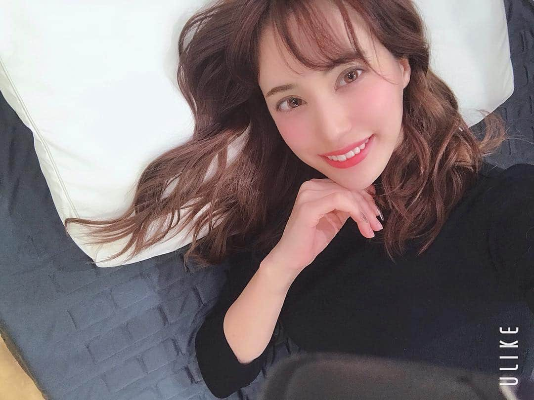 眞木美咲パメラさんのインスタグラム写真 - (眞木美咲パメラInstagram)「枕をかえました😴🌙 今まであんまり気にしたことがなかったんだけど、GLITTERで取材させてもらってからこだわるようになったよ^ ^ 私にあった枕を作ってもらってから首、頭の痛さから解放された🤤 枕侮ってたぜ。 . 睡眠計をつけて寝返りの回数とか眠りの深さも診てもらったから枕で改善されたらいいなー！ 私の場合はフランに邪魔されてるのが大きそうだけど😂😂 . 行ったのは寝具の西川さんの眠りの相談所🙏🏻💙 来月号のGLITTERでチェックできるよ☝🏻💓 . #こだわり枕 #ハマりそう #ペットと寝るのは良くないらしい #でも暖房代わりにちょうどいい #眠りの相談所 #布団の西川 #pillow #sweetdreams」2月23日 19時33分 - pamypamypamy