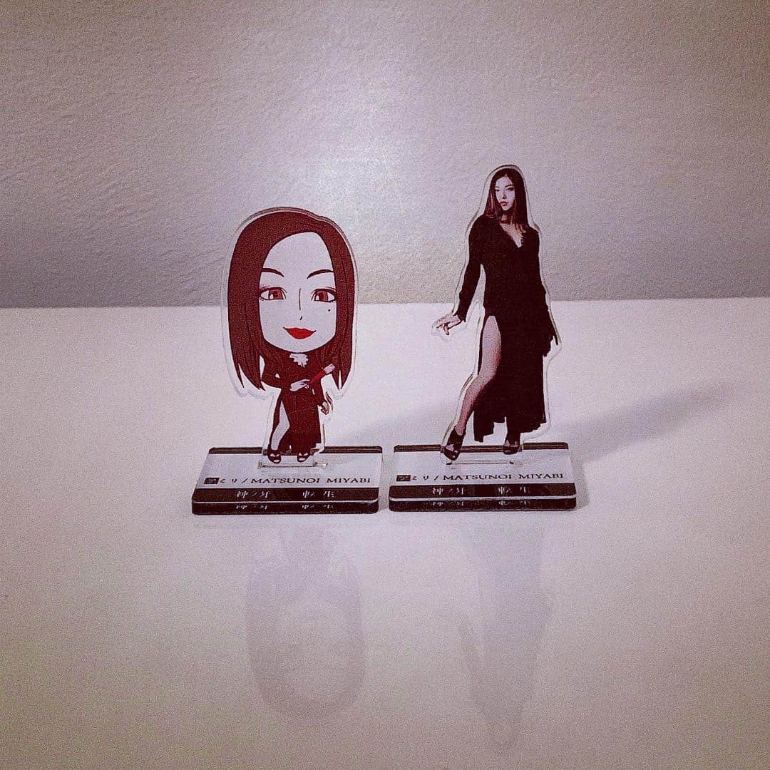 のインスタグラム：「✔️我が家の #アクリルスタンド 👠🕷🕸💋🦋 自分でも結構お気に入り〜🖤❤️🖤❤️🖤💞🖤💞 ※とってもちっちゃい #神ノ牙 #JINGA #転生 #アミリ #銀岩塩 #ガロステ #神ステ #舞台 オリジナル商品(劇場販売グッズ) #アニメver #リアルver #garo #牙狼」