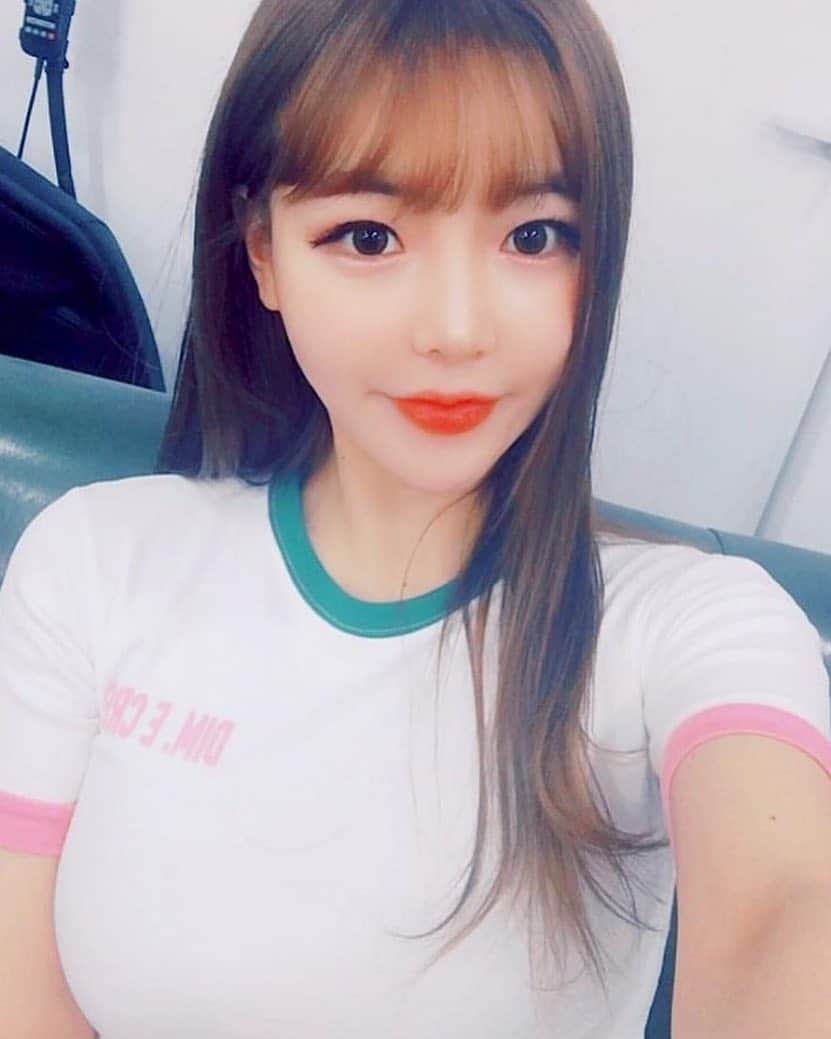 hyeriのインスタグラム：「봄이 다가오고 있어요🍀 - Spring is coming.🍀」
