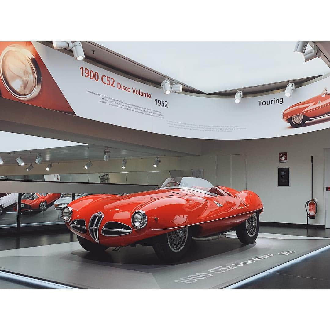 SHOUTAさんのインスタグラム写真 - (SHOUTAInstagram)「この世で最も美しい車のうちの1台、アルファ ロメオ 1900 C52 Disco Volante。これが見たくて郊外のアルファロメオミュージアムに来ています。こんな車をガレージに留めておけるオーナーは世界一の幸せ者だなぁ。このボディラインから感じる温もりや情熱、何より関わった沢山の人の想いが心を掴んで離さないんだろうな。カッコいい車は沢山あっても、こういう心を鷲掴みにされる車は数少ないと思うんです。」2月23日 20時08分 - xxshoutaxx