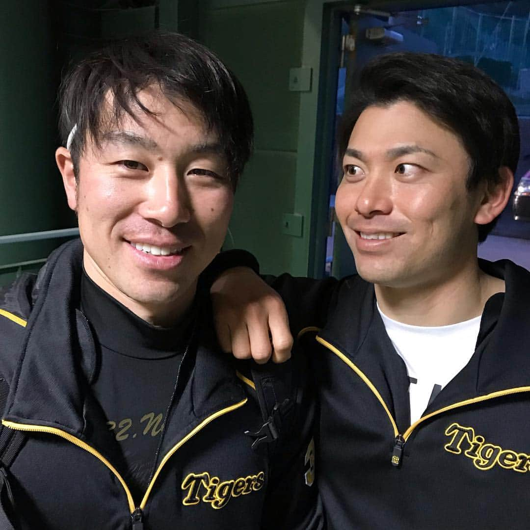 阪神タイガースさんのインスタグラム写真 - (阪神タイガースInstagram)「山崎選手と伊藤隼選手に練習終わりに１ショットをお願い✨ #山崎憲晴 選手 #伊藤隼太 選手 #カメラ目線を約束したのに #ズルする #伊藤隼太 選手 #阪神タイガース #安芸」2月23日 20時23分 - hanshintigers_official