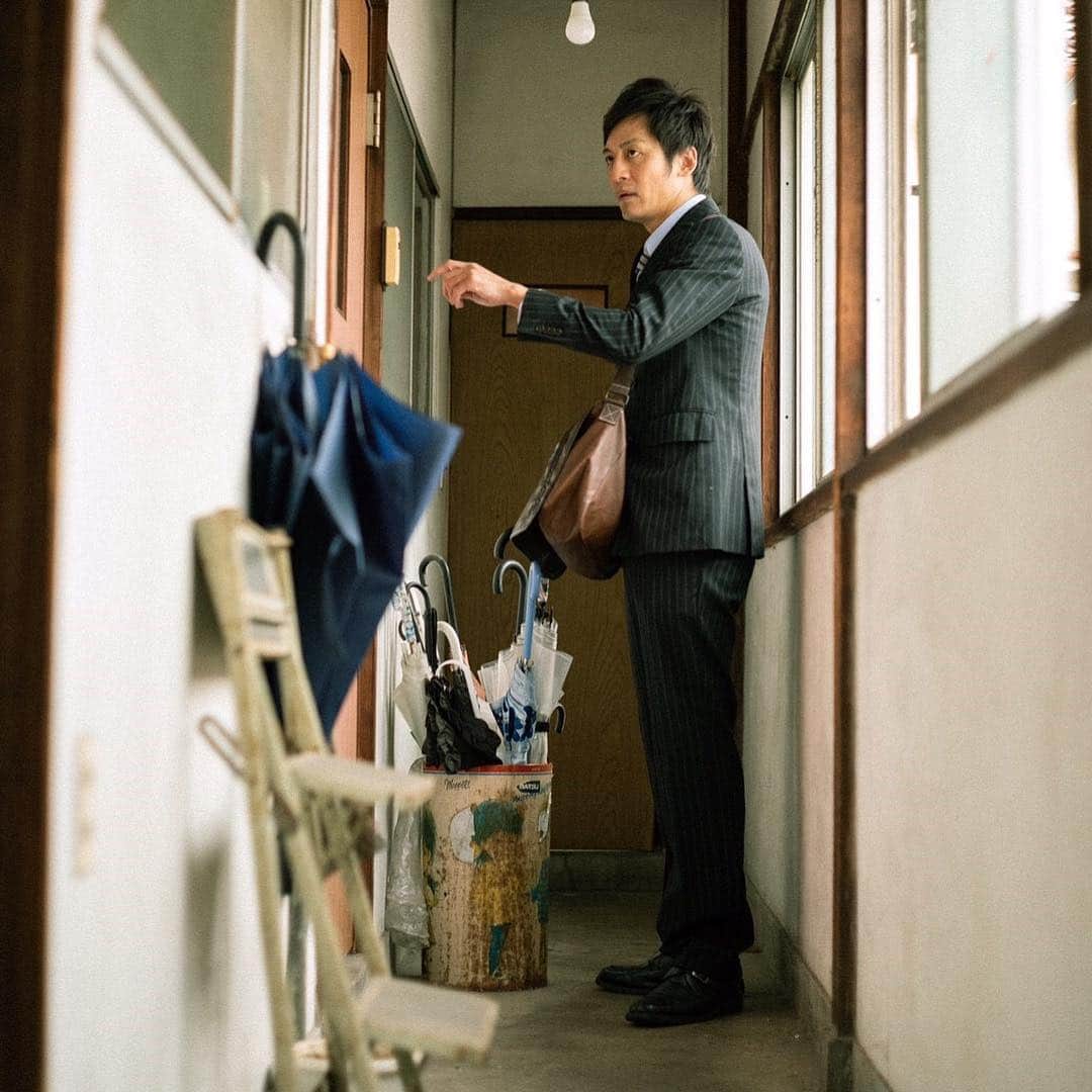 のインスタグラム：「就職の面接に来たけど ここであってんのかな？  #就職活動 #親父のダブルのスーツ #求人誌には #簡単なパソコン入力業務 #みんなでワイワイ楽しい職場^_^ #社員旅行あり（伊香保温泉） #月一回のボウリング大会！ #面接に来てみたら #ワイワイどころか #人の気配すらない #一旦帰ろうかな… #雪降ってきたし… #自分に負けないように #就職決めたる #ちょっとだけ活力湧いてきた #明日向かって #哀愁一コマ芝居」