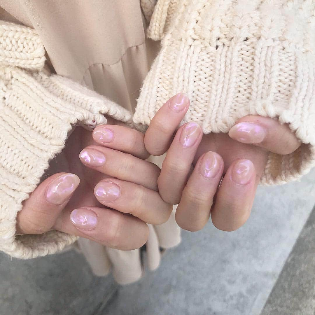 小嶋真子さんのインスタグラム写真 - (小嶋真子Instagram)「とろみnail🐮🍼 少しの間オフしていたせいで、 だいぶ爪が弱くなってしまっていたので今回は短めに...🍦 絶妙なとろとろした色味とうねうね可愛くないですか〜!❤︎ . あかねさん今回もありがとうございました🥰 ほんとうにあかねさんスキ。☺︎んふ」2月23日 20時47分 - makochan_2525