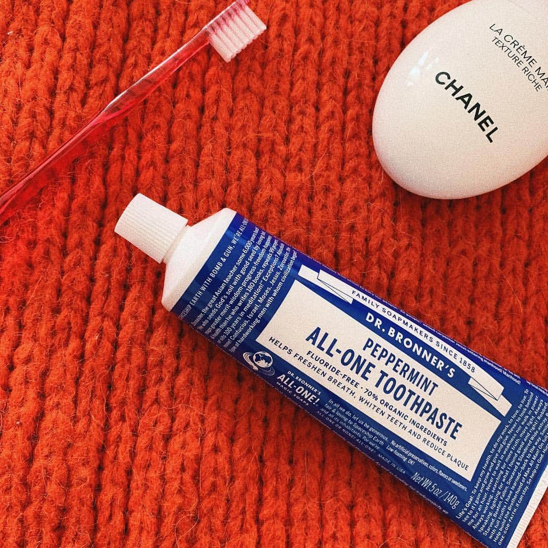 sayocoのインスタグラム：「急に白い歯を目指して 新しい歯磨き粉を買いました🦷✨ (効果あるかどうかは謎) ・ ・ ドラッグストアで一番安いの買うのやめた。笑 ・ ・ #歯磨き粉 #目指せ白い歯」