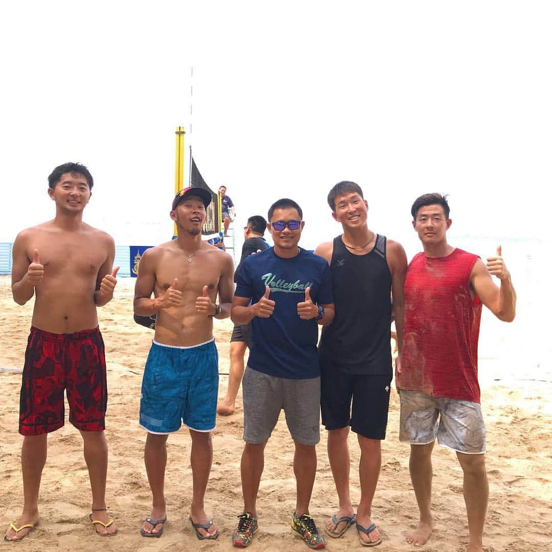 庄司憲右のインスタグラム：「先週よりタイ合宿に来ております🇹🇭☀️ やったりやられたり👊 いい緊張感の中で練習できています！ 今シーズン初戦のワールドツアーが楽しみである！！ #beachvolleyball  #荒井商事株式会社 #湘南ベルマーレ #愛媛県競技力向上対策本部 #寿製菓 #堀田石油  #nike #gricopowerproduction」