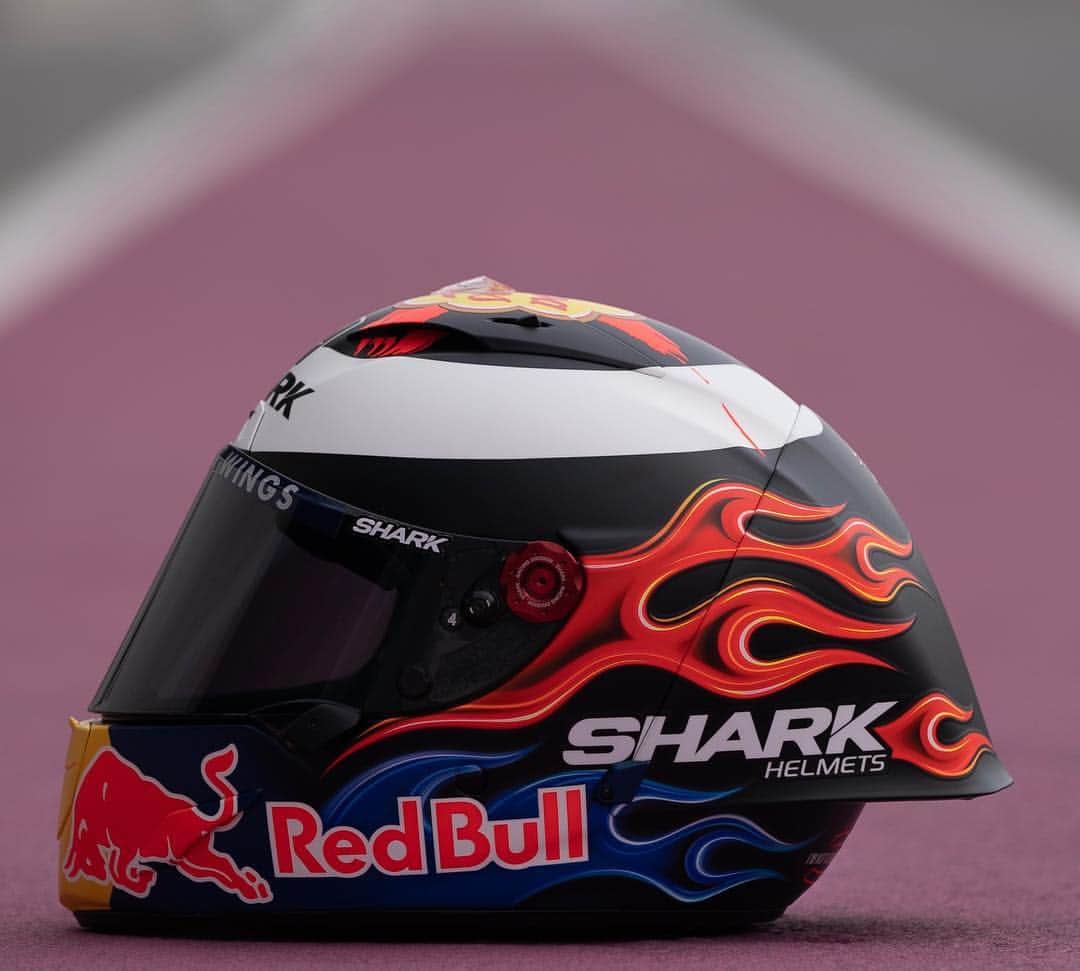 ホルヘ・ロレンソさんのインスタグラム写真 - (ホルヘ・ロレンソInstagram)「Ladies and Gentlemen, here you have my @shark_helmets Race-R Pro 2019 helmet! 🔥 #SharkHelmets #2019 #QatarTest 📸 @cormacgp」2月23日 22時13分 - jorgelorenzo99