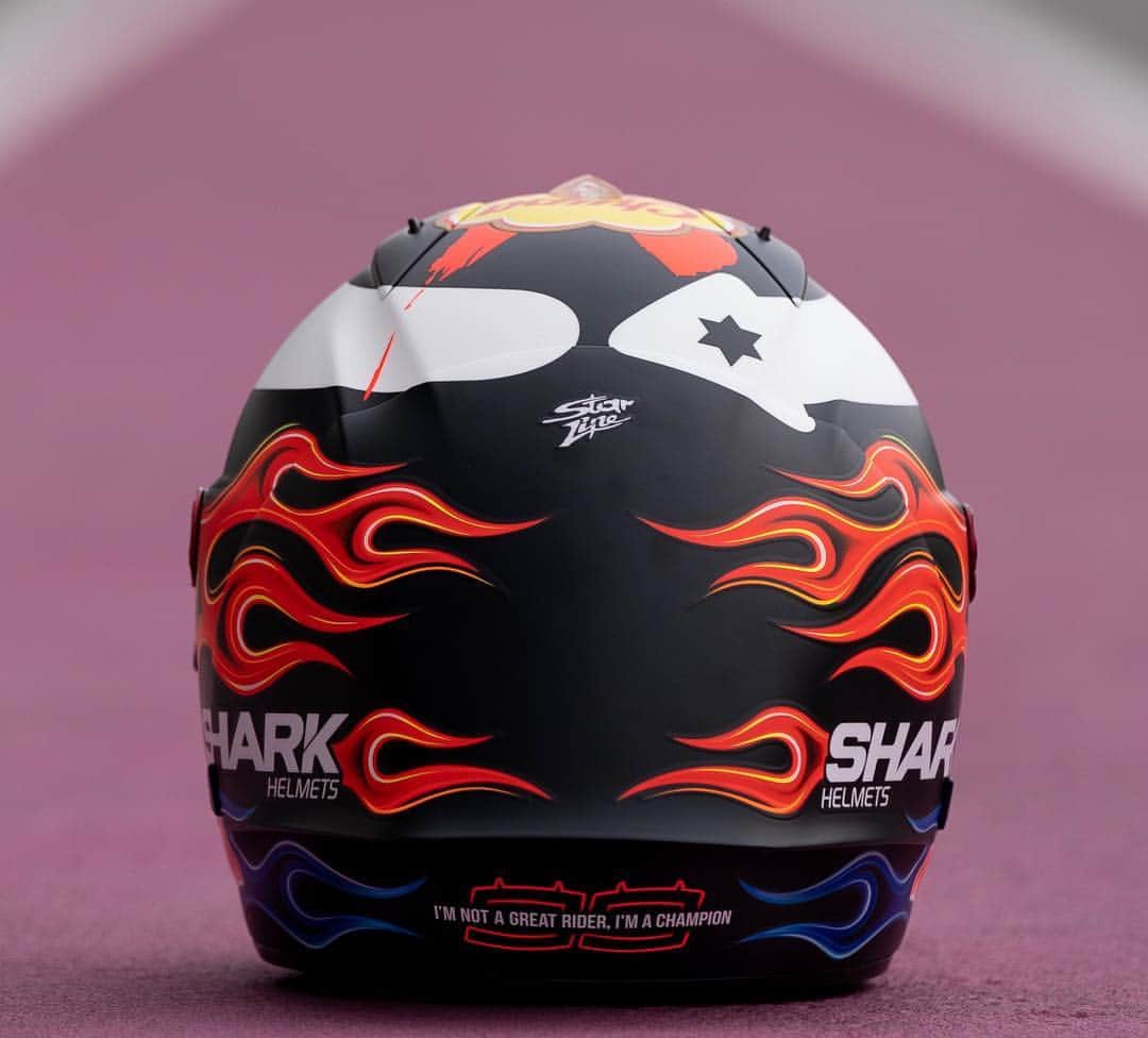 ホルヘ・ロレンソさんのインスタグラム写真 - (ホルヘ・ロレンソInstagram)「Ladies and Gentlemen, here you have my @shark_helmets Race-R Pro 2019 helmet! 🔥 #SharkHelmets #2019 #QatarTest 📸 @cormacgp」2月23日 22時13分 - jorgelorenzo99