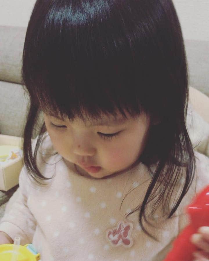 和田まんじゅうのインスタグラム：「#カラオケ #娘 #2歳3ヶ月 #カエルの歌 #上手に歌えてる」