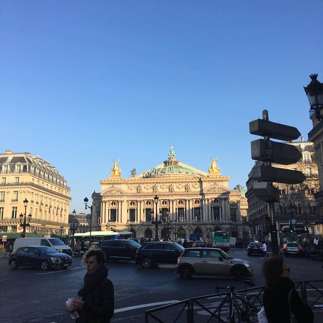 飛河蘭さんのインスタグラム写真 - (飛河蘭Instagram)「Bonjour 🇫🇷 さてと、パリジェンヌの安藤千尋です✋🏻 そんなこんなで仕事も決まって！！ありがたいことに当初の目標であった旅行会社で働かせて頂いております☺️❤️ 毎朝通勤でオペラガルニエの前通ると、初めてパリに来た旅行で 「いつかここで暮らす！」 って思っていた10年前の自分を思い出します。 ひとつひとつ着実に有言実行だ！ 夢のようなParis Life🇫🇷 フランス語を使う機会はあんまりないけれど、仕事に慣れてきたらまた語学学校に通おうかなと思案中です🤔  パリに来た時はぜひとも弊社をご利用ください❤️笑 私も店舗にいるから会いに来てね〜👍🏻 https://tabi-station.fr  #paris #vacancetravail #parisienne  #パリ #旅行会社  #旅ステーション」2月23日 22時39分 - chihiro94ran