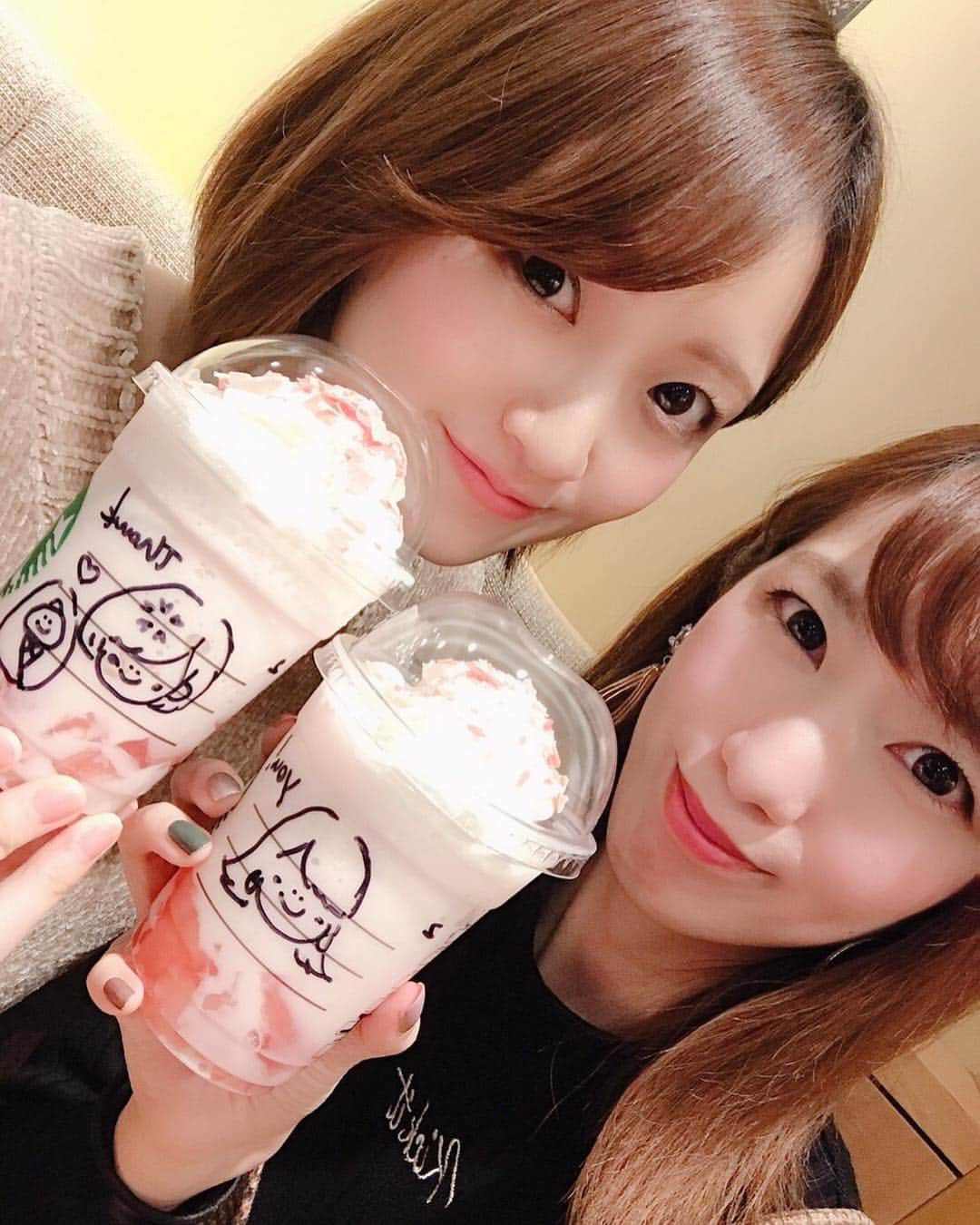 村瀬葵のインスタグラム：「・ 私の元気の源、大好きなのんちゃんです💕 2019年初のんちゃんでした！ 来月も会いたいよ、のんちゃん🤤笑 ・ スタバの店員さんがぱぱっと書いてくれた 似顔絵が似てるし可愛くてHappy☕️🌸🌸 私の方にはベビタンまで‥❤︎ ・ #friend #love #happy #nonchan #starbucks #coffee #cafe #time #sakura #cherryblossom #spring #2019 #元気の源 #お友達 #元気そうで良かった #来月も会えるかな」
