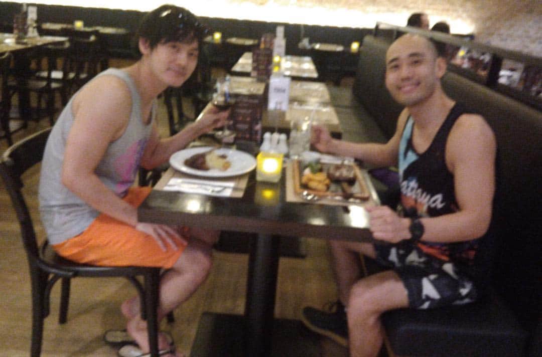 KAZUKI のインスタグラム：「初めての海外旅行がタイになるなんて自分も誰も予想してなかったけど、タイがこんなに刺激的な体験をさせてくれる国という事実も予想出来なかったです。今回タイ経験者のたけさんのサポートがあってのことやし自分1人では絶対ここまで奇跡的な時間を過ごす事は出来なかったです。たけさん本当にありがとうございます。深く物事を考え行動するという事が出来ない自分ではありますが今回の旅の経験とこれからの自分の未来のヴィジョンをうまく織り交ぜながら「成長」というテーマを常に頭に置きながら日々を過ごしていきます。唯一のツーショットがぶれぶれなのもタイの良いところです。🇹🇭 #vimclip  #kazuki #take #thailand  #🇹🇭」