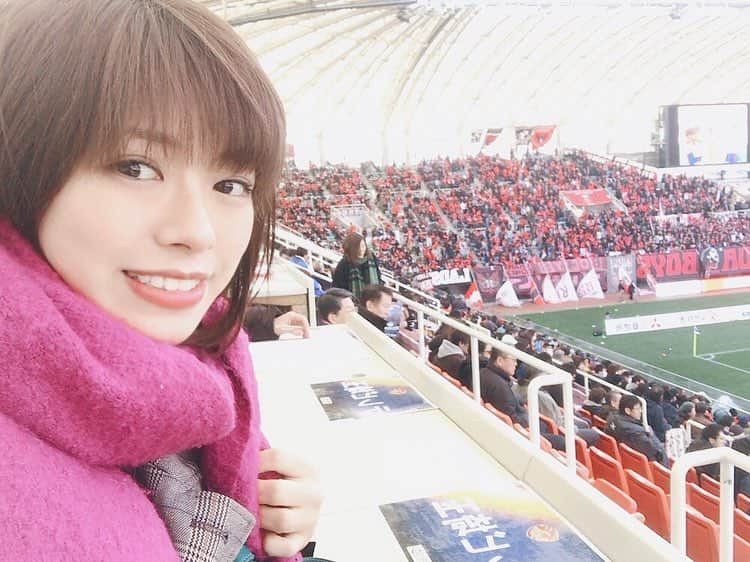 わちみなみさんのインスタグラム写真 - (わちみなみInstagram)「昨日は初めてのアウェイで仙台まで😄﻿ ﻿ 0-0で、初めてインタビューもしたのですが選手の方も前向きなコメントが多く📝﻿ ﻿ 次の試合もたくさんレッズを応援しよう😆﻿ ﻿ 番号もだけど、﻿ 走り方とか蹴り方とかで﻿ 誰かわかるようになってきた😸❗️﻿ ﻿ あ、でもホーム開幕戦はイベントで行けないから、ダ・ゾーンで応援できるかな、、？💧 #浦和レッズ #urawareds  #わちみなみ #j撮り #開幕戦」2月24日 11時58分 - wacchime