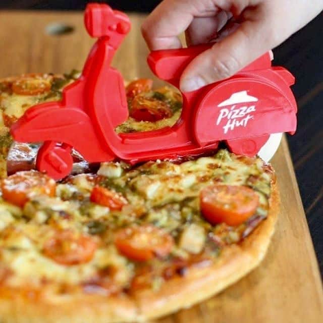 ピザハットさんのインスタグラム写真 - (ピザハットInstagram)「【ピザパーティーがもっと楽しくなるアイテム♡】 * デリバリーバイクの #ピザカッター ♪(*´艸｀*) あなたはほしいですか？☆彡 * ※ピザハット アメリカの商品です。日本では販売しておりません。 * * * #pizzahut #ピザ #pizza #ぴざ #ピッツァ #ピザハット #世界のピザハット #アメリカ #US #USA #ピザパ #ピザパーティー」2月24日 12時00分 - pizza_hut_japan