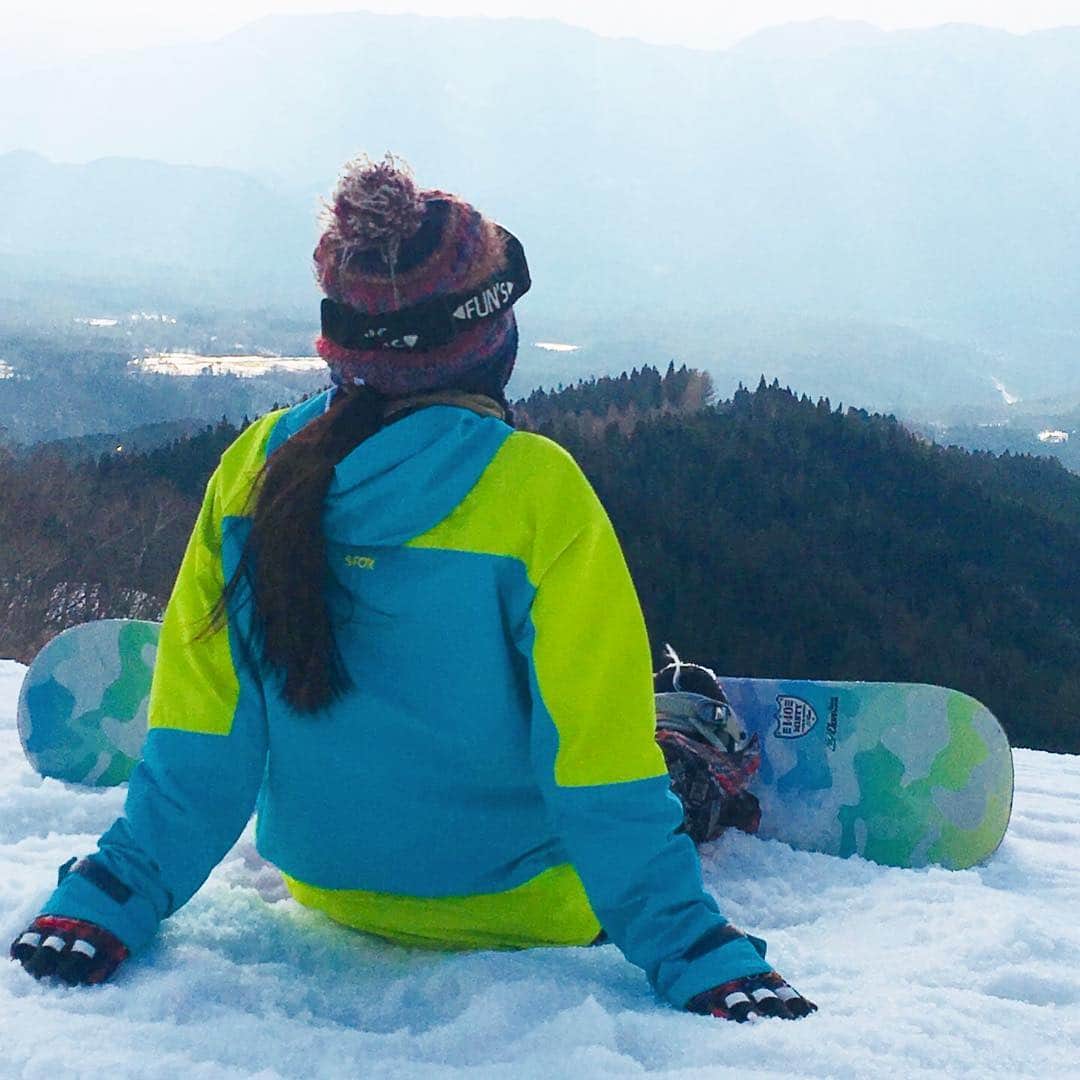 秋本帆華さんのインスタグラム写真 - (秋本帆華Instagram)「. ひたすら滑った❤️ #鷲ヶ岳スキー場 #スノボ #スノボ女子 #ほのかの休日 ウエアもボードもレンタル！ 私には珍しい色を選んだよ〜😊 そろそろ自分のウエアが欲しい⛄️」2月24日 12時10分 - honoka_akimoto_official