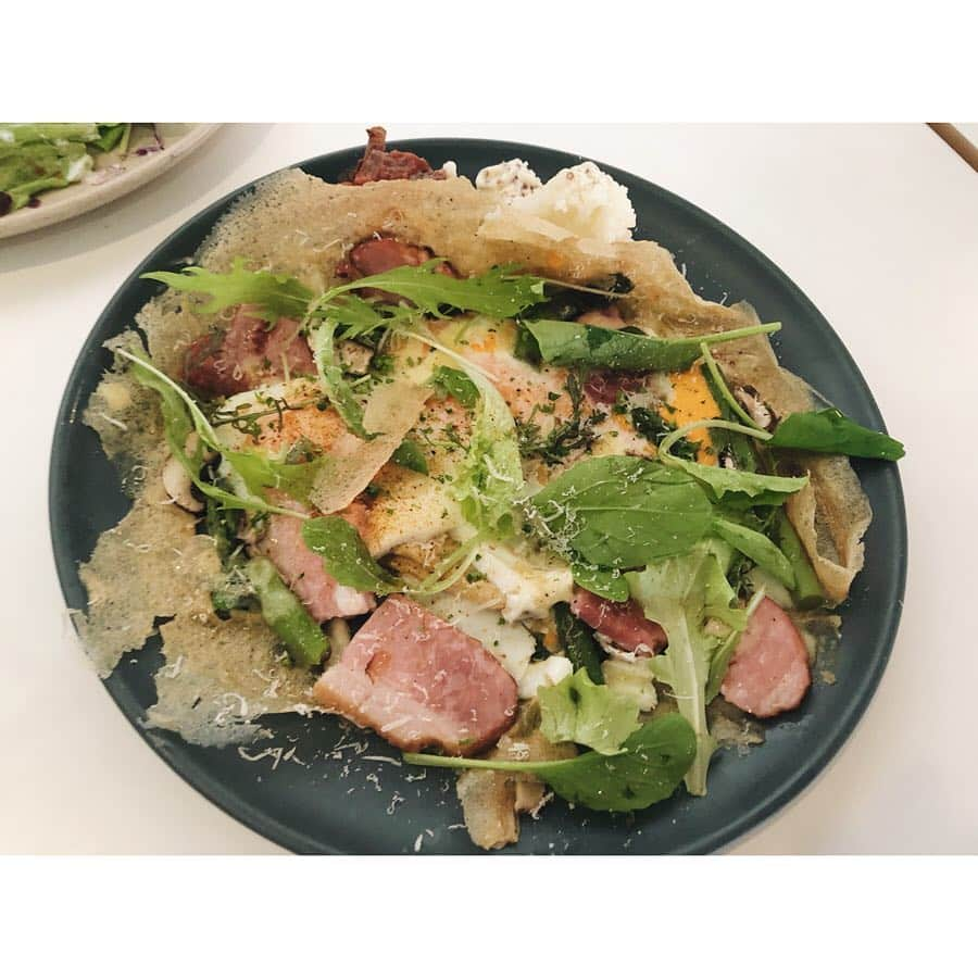 金城優華さんのインスタグラム写真 - (金城優華Instagram)「久しぶりに パワー溢れるメンバーとランチ♥  ずーっと気になっていたAIEN coffee にもやっとこさ行けた!! オシャレで落ち着いてて クリエイティブな空間。 . . . #女子会  #lunch #aiencoffeeandhostel」2月24日 12時25分 - yuuka_kinjo_