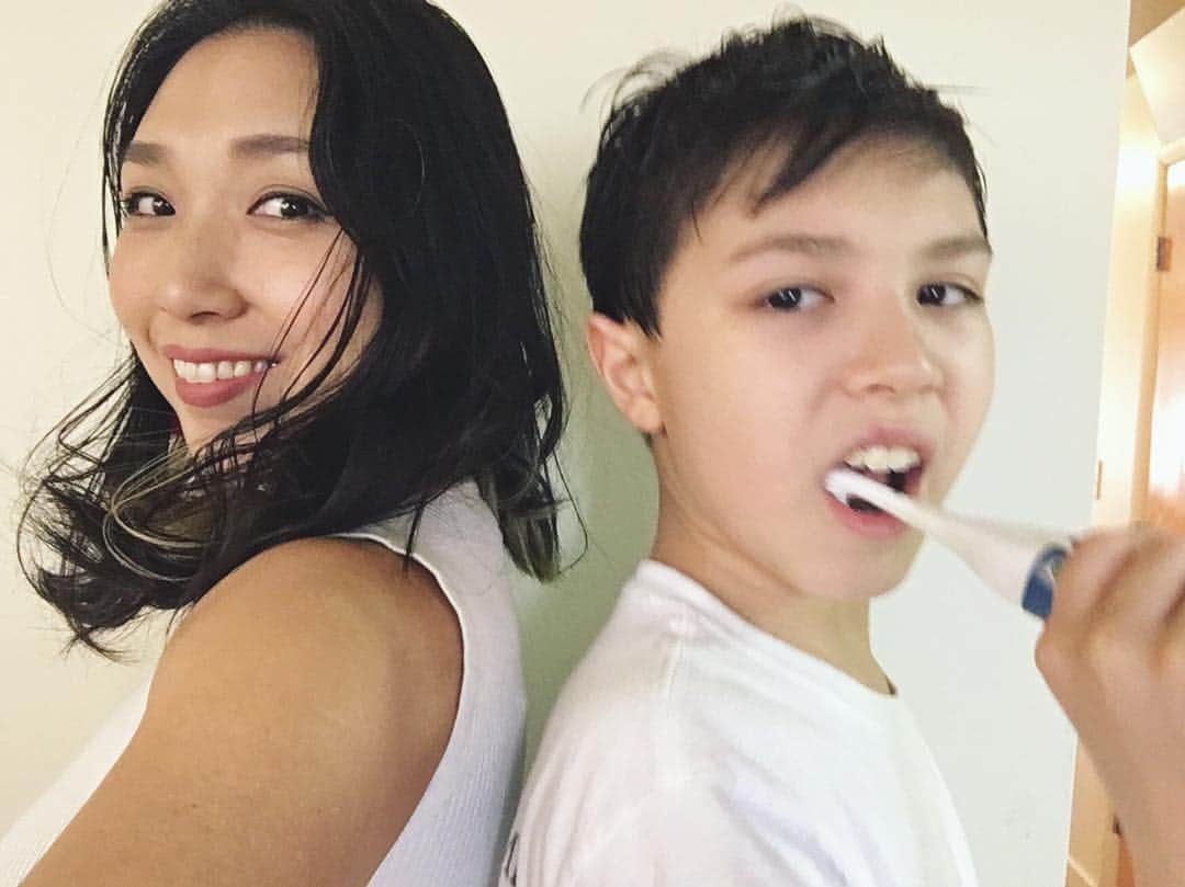 バイリンガル3兄妹のインスタグラム：「最近月1くらいで、こうやって空雅と背中合わせで写真撮ってます。 ・ いつ身長抜かされるかと思って。 ・ これは今日撮ったやつ。 ・ え、ほぼほぼ同じくらいじゃん！って思ったらあいつ背伸びしてやんの。😂 ・ まだあと10センチ位は私の方が大きいかな。多分。 ・ #早く大きくなってほしいな♡ #身長抜かされるの楽しみ #10cm伸びるのどの位かかるんだろ #私は153 ・ #そうです2月ですよ #見間違いじゃないよ #ノースリ着てるよ #腕のたくましさの話ですか？ ・ #身長 #空雅 #11歳 #小5男子 #母と息子 #長男 #mommyandson」