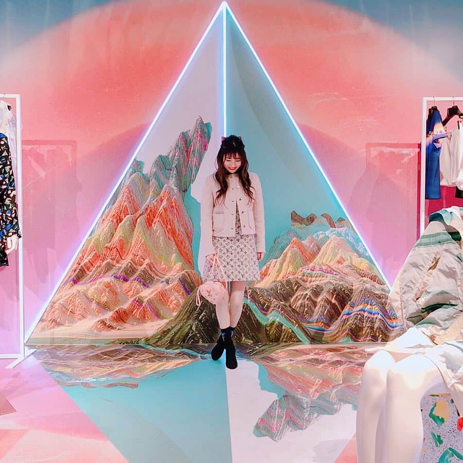 清水彩子のインスタグラム：「Louis Vuittonのファッションショーにご招待頂いて行って来ました👗 とっても素敵だったぁ❤️ #louisvuitton #ルイヴィトン  #fashion#ファッション #fashionshow #2019ss #coordinate#コーディネート」