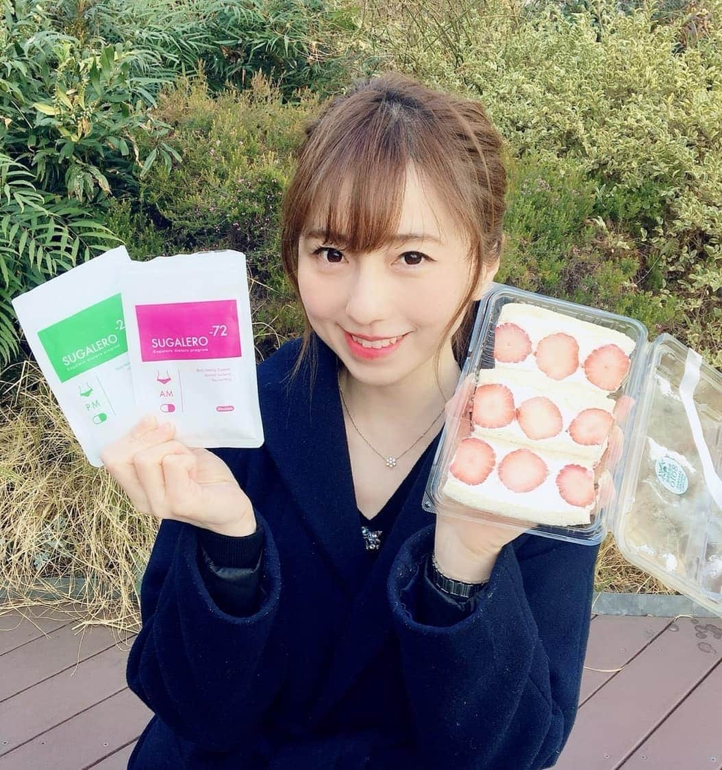 のインスタグラム：「おはようございます♡ あさごはんは苺サンド～♡♡♡ お外でたべると一段とおいしいよね♡ 実は最近たまに痩せた！？っていわれるのですが... 体重をはかったら なんとー！！ -2kg痩せてましたー☆☆☆ 朝晩2粒づつ @sugalero_official を飲んでたからかな♡ 運動とか取り入れてみたらもっとよいのかも♡ ・ ・ ・  #サプリ #ダイエットサプリ  #シュガレロ  #sugalero  #ダイエット方法 #ダイエット #ダイエッター #diet #supplement #PR」