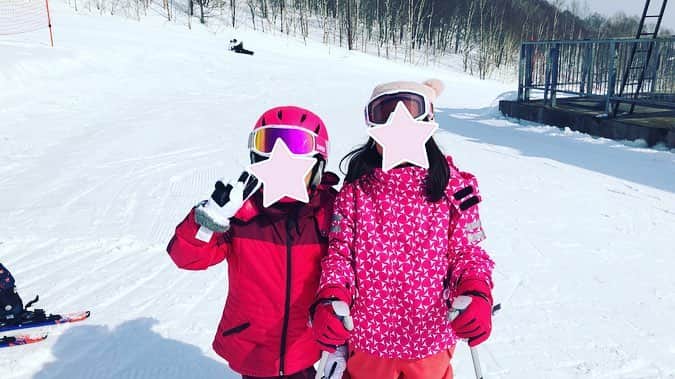 神田うのさんのインスタグラム写真 - (神田うのInstagram)「大人（私）はスピードが怖くてへっぴり腰だけど💦娘はお友達とバンバン滑っていて子供の上達の早さに驚くばかりです❗️ 学校の仲良しファミリー達💕が誘ってくれた初めてのスキー旅行✈️🎿 私達親子をスキーデビューさせてくれて本当にどうもありがとう💝 素晴らしいママ友💕に恵まれた事に心から感謝しています😌 本当にどうもありがとう🧡 もちろんハニーちゃんパパにも感謝です🧡  #娘 と#スキー#母娘 で#初スキー#スキーデビュー#親子 で#sky#家族 で#スキー旅行#skiingwithmydaughter daughter#skiingwithmylove#firsttime#skiing#北海道#hokkaido#留寿都#留寿都村#ルスツ#ルスツリゾート #rusutsu#rusutsuresort#人生初#人生初スキー#神田うの#uno#unokanda」2月24日 7時15分 - unokandaofficial