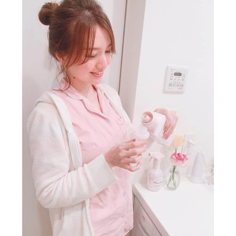 赤松麻里菜さんのインスタグラム写真 - (赤松麻里菜Instagram)「最近使い始めた#ランドリン @laundrin の#柔軟剤 と#ファブリックミスト👗✨ 新しく#季節限定 で発売された「サクラチェリーブロッサム2019」の香りが本当に良い匂いでお気に入り🥰🌸 爽やかなチェリーと甘いムスクの香りがとても春らしくて、家の中が良い匂いで包まれて気分が上がります🏠💕 ・ 赤ちゃん用衣類にも使えるのも嬉しい☺️👼パッケージも上品なピンクで可愛くて、お洗濯の時間が楽しみになりました😚💕 子どもが生まれてさらに洗濯の回数が増えたから、柔軟剤選びほんと大事😂✨ #Laundrin #sakura #いい香リン #限定品 #mamagirl #PR」2月24日 12時46分 - marigram0726