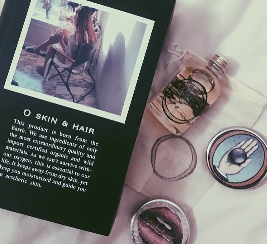 Yu-kiさんのインスタグラム写真 - (Yu-kiInstagram)「いただいた @o_skin_hair のオイルとバームのセットがかわいい💕このバームはどこにでも使えるしデザインかわいいしお気に入り◎オイルは髪にバセリンと混ぜて使ってます🙆🏻‍♀️#o_skin_hair#japan#london」2月24日 8時24分 - yu_ki96