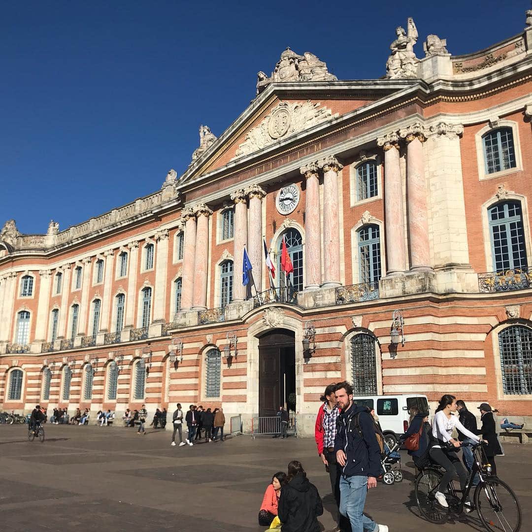 きまぐれなミューズたちのインスタグラム：「フランス🇫🇷のToulouse(トゥールーズ)に行ってきました😃 南フランスなので暖かく、レンガで建てられた建築物が並び、とても素敵な街でした☺️ #toulouse #france #trip #フランス #トゥールーズ #旅行 #建物 #綺麗 #感激 #amazing #awesome 0840」