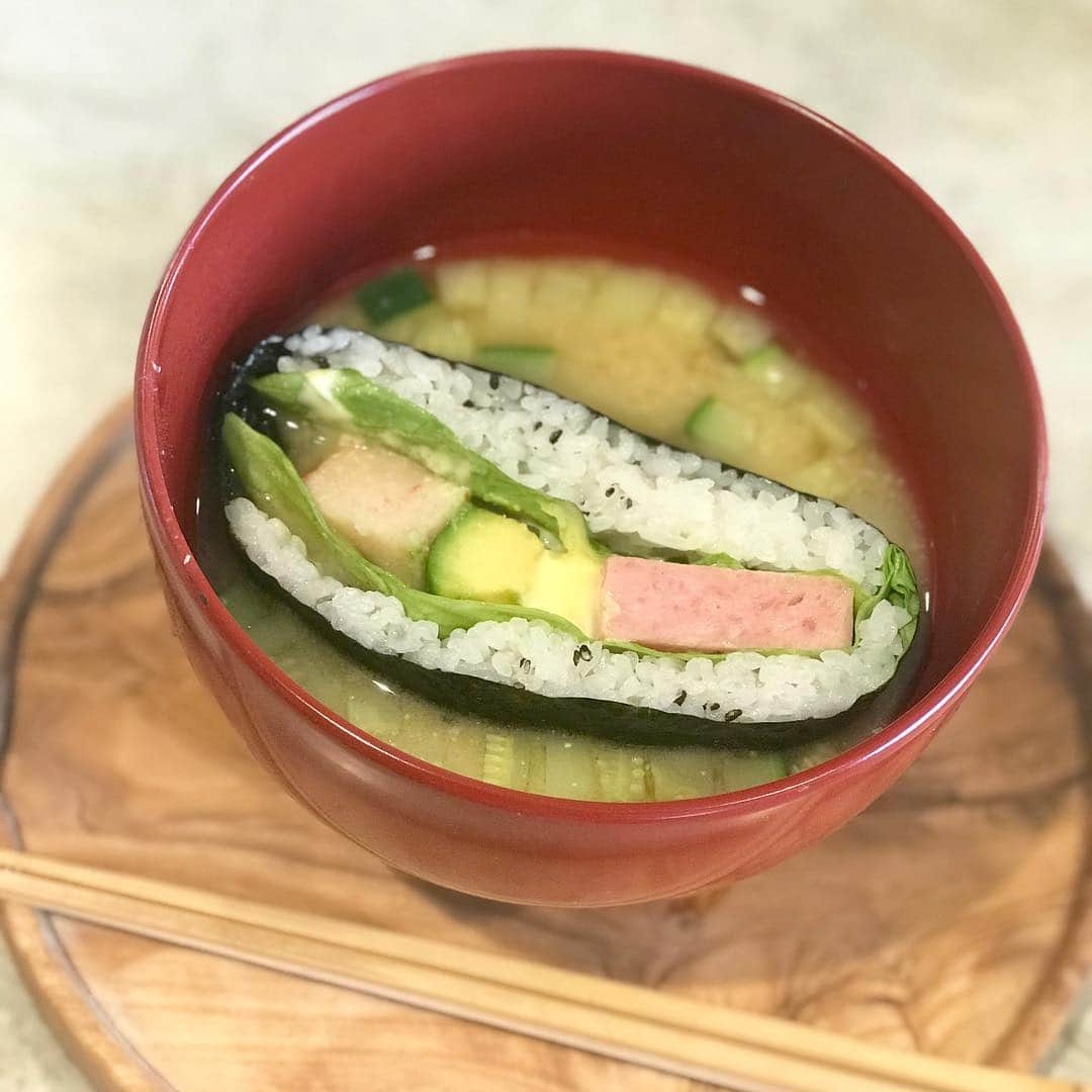 中道あすかさんのインスタグラム写真 - (中道あすかInstagram)「この前、#浅草 まで、 #お料理教室 行ってきました😊❤ . . このお教室がちょっと面白くて、 #お味噌汁 の作り方を 教えてもらったんです‼️ . . . 「お味噌汁なんて簡単に作れるよ🤔？？今さら？」って 思うかもしれませんが、 ちょっと普通の#味噌汁 とは また別モノのの、 めちゃくちゃ美味しい オシャレ味噌汁でした😍❤ . . . 浅草にあるとっても美味しいお味噌が食べられることで有名なお店の方が特別に講師をつとめてくださり、 それはそれは目から鱗の連続😱‼️‼️ . . . 「お味噌とトマトがこんなに合うなんて！？」 「#白味噌 と生クリームの相性って最高！！」 「味噌汁におにぎらずブチ込み！？！？😱」 . . ・・・と、とにもかくにも、 ビックリの連続の３時間でした😆❤️ . . .  先生が、お味噌を よく抹茶を泡立てる時に使う#茶筅 で 混ぜてたのも印象的‼️😲 （→スワイプ動画で） . . 茶筅使うと、出汁や合わせ味噌作る時に よく混ざり合って便利だそうですよ〜😲‼️ . . .  そして、今回のお料理教室のテーマとなってた 『YGM』という言葉がすごく頭に残りました‼️ . .  Y⇒夕食は、 G⇒ご飯と M⇒みそ汁だけ！ . .  日本の主婦やママさんって、 #家事 に対して がんばりすぎる傾向がありますよね💦 . . .  毎日の#夕飯 も、 「おかず３品作らなきゃ💦」 「こんなんじゃ手抜きって思われるかな？💦」 と色々と考えすぎちゃうところあるけど、 . . 基本は . 「あったかいご飯と栄養たっぷりな#みそ汁 があれば充分じゃん！！」 . って考え方がとても素敵で、 肩の荷がスっとおりた気分😌💓 . . .  たしかに、お味噌汁って簡単に作れるのに、 美味しくて栄養あって、野菜もたっぷりとれて 良いことがいっぱい😄‼️‼️ . . .  私も『#YGM宣言 』しちゃいますっ😆❤ . . . .  #夕食はごはんとみそ汁だけでOK #究極の一汁一菜 #みそ汁PR #味噌汁 #おうちごはん #PR#料理教室#主婦#今日の晩御飯#今日の夕飯#時短レシピ#レシピ#ママ」2月24日 10時17分 - asuroom