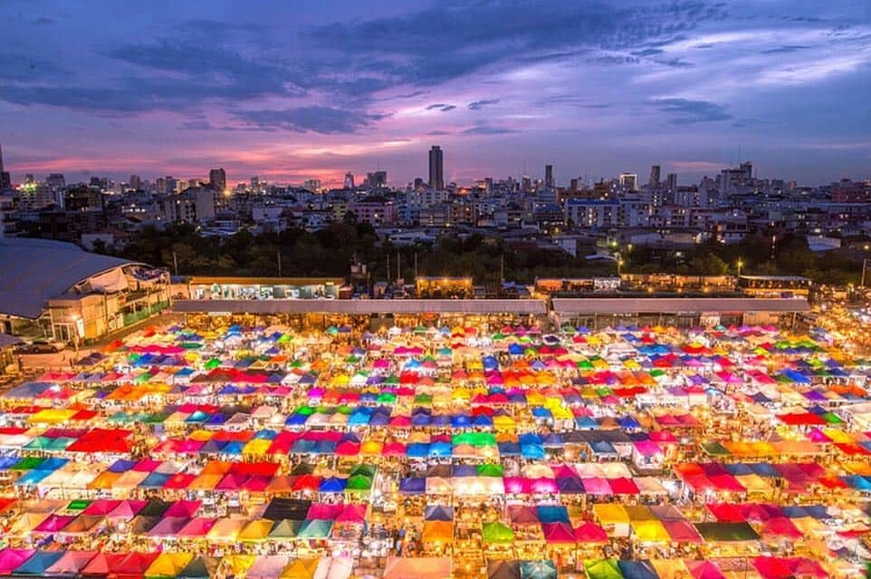 RIKUYAのインスタグラム：「🌈 ㅤ Bangkok,Thailand🇹🇭 ㅤ 朝からアユタヤへ 夜はブルーアワー狙って Ratchada Rot Fai Train Night Market 🛒 ㅤ SAMYANG 14mm F2.8 ㅤ タイの写真少しずつ載せていきます📷  ㅤ #タイ #夜景 #一眼レフ #カメラ #写真 #キャノン #thailand #bangkok #LostinThailand #Canon #camera #instalike #instadaily #eos5dmark4 #ig_Japan #nightview #jalan_travel  #jp_gallery #icu_japan #retrip_nippon #art_of_japan_ #special_spot_  #bestjapanpics #japan_of_insta #Lovers_Nippon #PHOS_JAPAN  #ig_photosentez #bestphoto_japan #jp_gallery_member #super_japan_channel . 📍Location : bangkok / Thailand .」