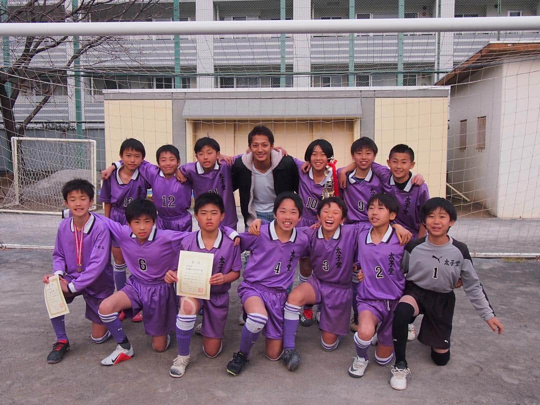 馬渡和彰さんのインスタグラム写真 - (馬渡和彰Instagram)「. 今日は休みだったので小学生の時のチームの三宿サッカー少年団の招待大会『三宿杯』に参加してきました⚽️ . 試合会場が僕の卒業した三宿中学校。 たくさんのチームの子供たちの中にはフロンターレのスクールなんかに通ってる子たちもいて賑わってました☺️ . #写真は隣町のライバルクラブ #三宿は時間なくて写真撮れず #三宿サッカー少年団 #前に手作り横断幕くれた #明日からまた頑張ります」2月24日 20時59分 - kazuaki_mawatari