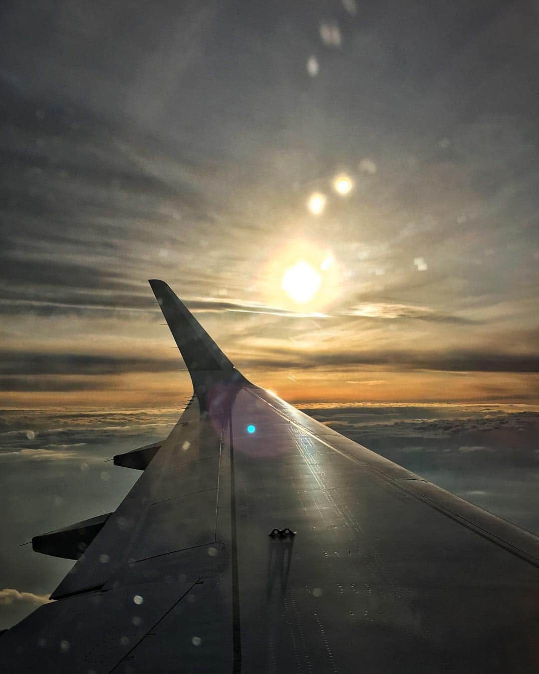のインスタグラム：「出張✈️ #airplane #sky #wings #sun #cloud #sunset #starflyer #movie #scenery #landscape #air #fly #flight #travel #businesstrip #飛行機 #空 #太陽 #雲 #夕焼け #スターフライヤー #動画 #風景 #飛ぶ #旅行 #出張 #山口」