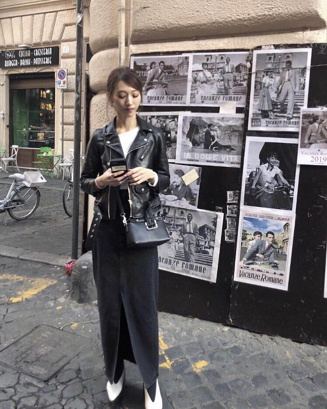 石元歩唯さんのインスタグラム写真 - (石元歩唯Instagram)「🇮🇹 #kento_ai_Italy . ローマのトレヴィの泉⛲️の近くで たまたま通った道に沢山貼ってあった オードリーヘップバーンの写真 🎞♡ . jacket @beautifulpeople_officialsite knit @amel_official__ skirt @apartbylowrys bag @fendi watch @gucci shoes @stellamccartney . #ai_fashion #ai_pic #Italy #Roma #Rome #honeymoon #beautifulpeople #amel_official__ #apartbylowrys #FENDI #GUCCI #StellaMcCartney #AudreyHepburn」2月24日 21時02分 - 518aichi