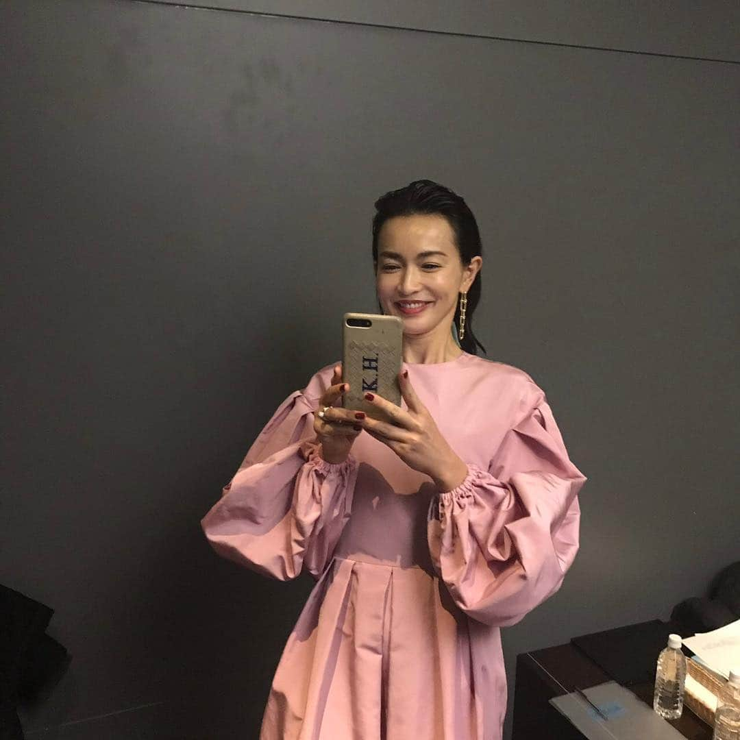 長谷川京子さんのインスタグラム写真 - (長谷川京子Instagram)「先日行われた"君は月夜に光り輝く"の完成披露試写会にて。  #君は月夜に光り輝く#3/15#roadshow」2月24日 21時08分 - kyoko.hasegawa.722