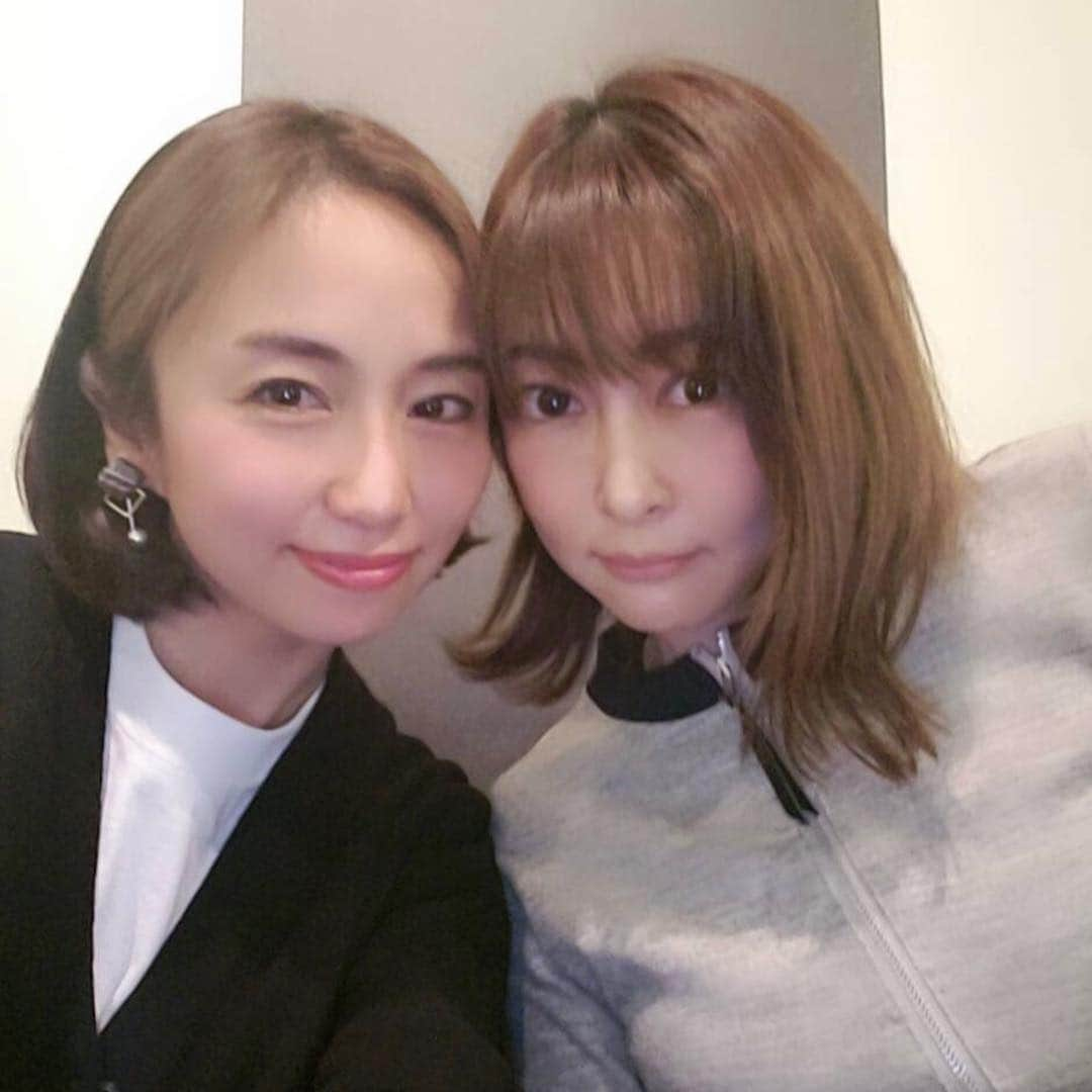 真崎麻衣のインスタグラム：「昨日UPした投稿が消えてしまいました♡くれたのにごめんなさい😭💧 昨日は @aula_official  さんのサンプルSALEに行ってきたよ👗🛍 可愛いかった🎀 それからの女子トーク楽しかった〜🧸🎈 #friend#loue#happy#楽しい時間 #大切な友達#女子会#癒し#togapulla」