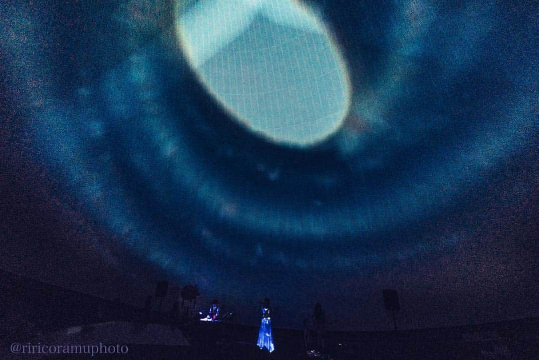 yucat（加藤有加利）さんのインスタグラム写真 - (yucat（加藤有加利）Instagram)「PARALLEL LIVE vol.14〜月夜ノ契約〜 2019.2.23 @はまぎんこども宇宙科学館 宇宙劇場 ・ プラネタリウムワンマンライブ 逢いに来てくださった皆様ありがとうございました！！ ストーリー仕立てでお届けした宇宙ノ旅🚀 楽しんでいただけましたか？ はまぎんこども宇宙科学館さんの全面協力で、ライブに合わせて7億個の星や太陽系などの宇宙に存在するモノを駆使して映像を作って下さり、この日限りのyucatにしか出来ないライブをお届けすることが出来ました。 ・ 時間の無い中、めちゃくちゃ頑張ってくれたスタッフさんやメンバーはもちろん、今回の場所はみんなの協力なくして出来ない場所で、お願いごとたくさんあって申し訳なかったけど💦 それらをやり遂げてくれちゃうお客様に感謝です。ライブを一緒に作って下さりありがとうございました！！ ・ 最初に映っていた夜空は2月23日の横浜の夜空でした。そこから宇宙ノ果てまで高速ワープしたりまるでアトラクションに乗ってるかのような、自分がまるで動いてるんじゃないかと錯覚するような時があったよね。 宇宙ノ果ては今観測されている星たちを集めるとリボンの形をしていたね。ロマンだな〜 高速移動も酔わないギリギリのラインを攻めてもらったり、尋常じゃない大きさの月もみんなから笑いが起きないギリギリのラインを考えたり、太陽と月を同居させたり、月食が起きたり、星座が降ってきたり、流れ星があったり、ブラックホールをぐるぐるしたり。惑星をワープしたり…解明されている真実の宇宙とファンタジーを融合させたこの日限りの映像。 ・ 光る衣装もびっくりしてもえて、あの場所で今出来る全部をやりきった実感があります。 私は幸せ者だなって。何度も泣きそうになりました。 みんなは私の光です。ありがとう。 まだまだ旅は続きます。 これからもよろしくお願いします💫 ・ Photo by リリィ ・ ・ 企画・構成・脚本・演出・音楽・Vocal ：yucat Guitar：YASHIRO Keyboard：桑原康輔 Sound Effect＆Manipulator：久保こーじ 音響プランニング&PA：肥田高志（00works） 天文投影 :甲谷（はまぎん子供宇宙科学館） 黒猫 CP（影アナ）：富城まどか Hair & Make：中島愛貴（raftel.inc） スチールカメラマン：リリィ（ririco:ramu） ライブ資料映像撮影&編集：石川二郎 グッズイラスト：kion 物販スタッフ:稲森・佐々木・民田 Record label & FC:UNIVERSAL COLLCTION Artist Manager:堀川和寿（WAVE MASTER INK.） 総監督:荒井宏之 ・ ・ ・ #yucat #ユキャット #加藤有利 #rythem #プラネタリウム #ワンマンライブ #ライブ #はまぎんこども宇宙科学館 #宇宙劇場 #宇宙 #星 #シンガーソングライター #singersongwriter #live #space」2月24日 21時12分 - yucat1031