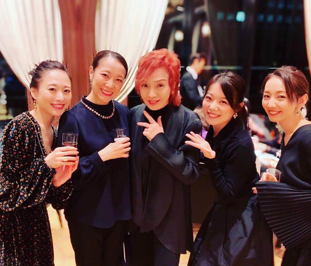愛純もえりのインスタグラム：「ベルサイユのばら45 千秋楽ありがとうございました❤️🌹❤️ 本当に愛しかない公演で、 日々、濃厚な宝塚の世界を出演者ながら堪能させて頂きました❤️ . . 長く愛される作品や人、そこには必ず理由があるのだな、と心から思いました。 . . 宝塚に出会えて本当に良かった。 ご観劇頂き本当にありがとうございました😊 . . お写真は汀夏子さん、ジェミニのみんなと❤️❤️❤️ . . 汀夏子さん、ほんっとーにステキな方で一緒に踊らせて頂きとてもとても幸せでした‼️ . . 客席からは見えないのですが、実はジェミニ中、舞台袖では出演者、そしてスタッフの皆さん本当に全員でキャーキャー盛り上がって、サイリウム振り回して下さってて💙💙💙 もはやコンサート会場さながら笑笑 . . スタッフさん達の粋な計らいにウルっときそうになりながら、踊り狂いました💙💙💙 . . そしてそれもこれも、全部汀夏子さんのお人柄あってこそなんですよね。 汀夏子さんの影コーラスもさせて頂いていたのですが、毎回、コーラスメンバーに「ありがとうございました。」 って言ってくださいました。 こちらこそ、こんな貴重な経験をさせて頂き、本当にありがとうございました❤️😊❤️ . . またお会いしたい、もうお会いしたい笑 . . ベルサイユのばら は不滅です✨ #ベルサイユのばら45 #汀夏子 さん #舞城のどか さん #稀鳥まりや ちゃん #咲希あかね ちゃん #ジェミニ #情熱のルンバ」