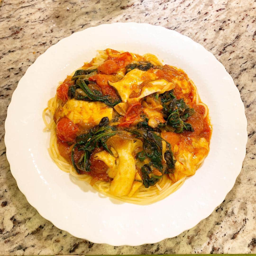 加藤綾子さんのインスタグラム写真 - (加藤綾子Instagram)「* 今日はパスタにしました🍝✨ 明日からまた一週間、頑張りましょう💪✨ #おうちごはん #パスタ #トマト #エリンギ #ほうれん草 #チーズ #タバスコ」2月24日 21時40分 - ayako_kato.official