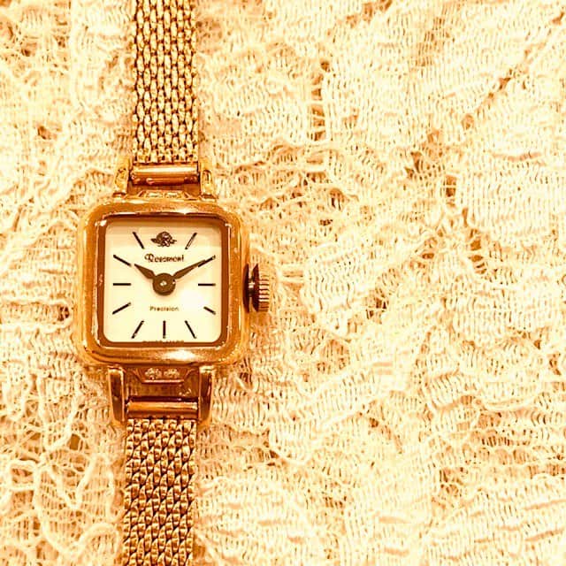 HIROBさんのインスタグラム写真 - (HIROBInstagram)「【Rosemont】﻿ スイス時計の伝統を受け継ぐ、﻿ アンティーク調デザインが可愛らしいロゼモン﻿ ﻿ 春から始まる新生活に。。﻿ 華奢で小ぶりなスイス製腕時計は﻿ いかがでしょうか♩﻿ ﻿ GF、PGF﻿ ¥39.500+tax﻿ ﻿ SS﻿ ¥﻿38.500+tax ﻿ お問い合わせはこちらまで﻿ HIROB丸の内店﻿ 03-5224-8666﻿ ﻿ #baycrews﻿ #watch﻿ #vintage﻿ #vintagewatch﻿ #antique﻿ #antiquewatch﻿ #accessories﻿ #fashion﻿ #instafashion﻿ #hirob﻿ ﻿ #rosemont﻿ #ロゼモン﻿ #swiss﻿ #RS05﻿ ﻿ #tokyo﻿ #marunouchi﻿ ﻿ #ヒロブ﻿ #ベイクルーズ﻿ #ヴィンテージ﻿ #アンティーク﻿ ﻿ #東京﻿ #新丸ビル」2月24日 13時01分 - hirob.jp