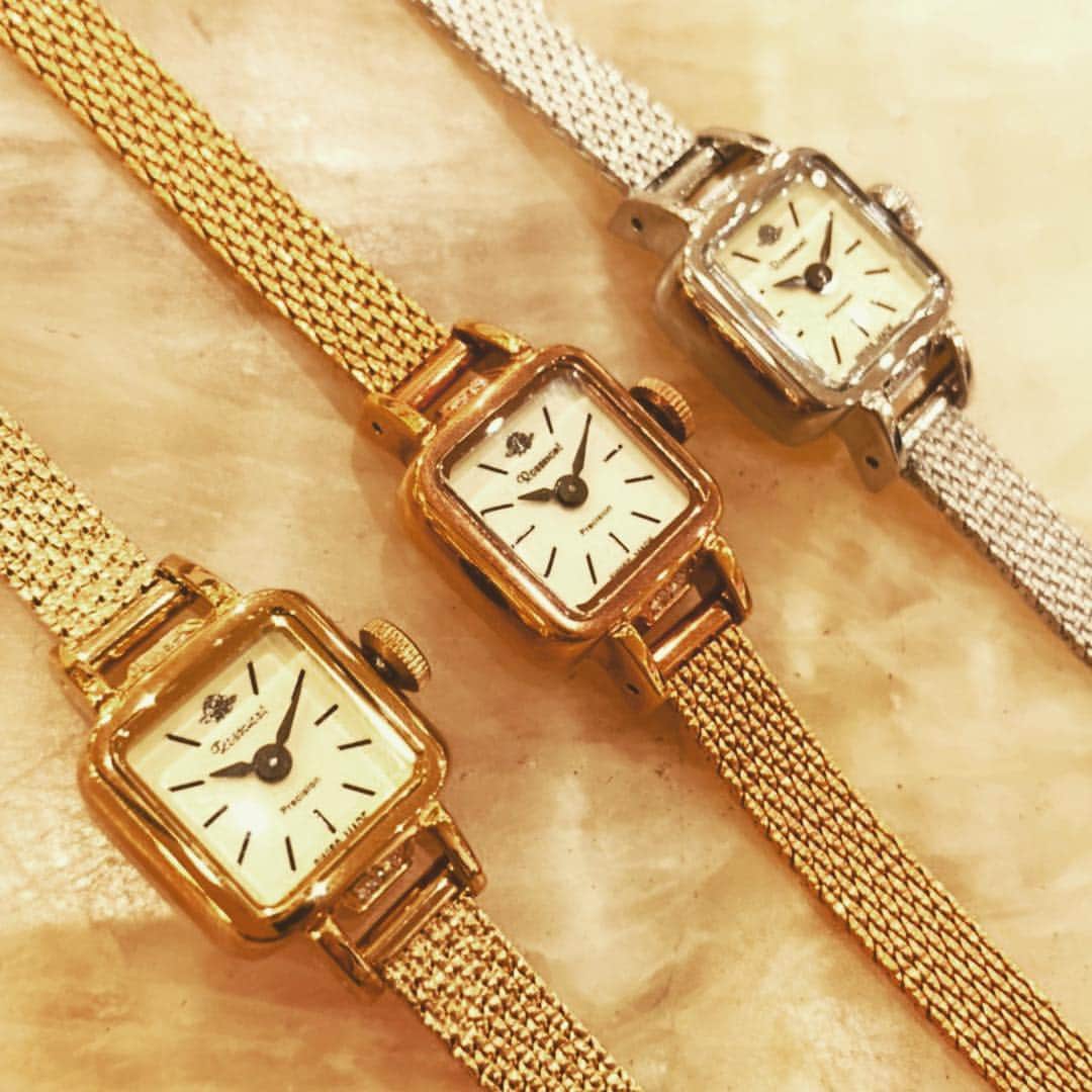 HIROBさんのインスタグラム写真 - (HIROBInstagram)「【Rosemont】﻿ スイス時計の伝統を受け継ぐ、﻿ アンティーク調デザインが可愛らしいロゼモン﻿ ﻿ 春から始まる新生活に。。﻿ 華奢で小ぶりなスイス製腕時計は﻿ いかがでしょうか♩﻿ ﻿ GF、PGF﻿ ¥39.500+tax﻿ ﻿ SS﻿ ¥﻿38.500+tax ﻿ お問い合わせはこちらまで﻿ HIROB丸の内店﻿ 03-5224-8666﻿ ﻿ #baycrews﻿ #watch﻿ #vintage﻿ #vintagewatch﻿ #antique﻿ #antiquewatch﻿ #accessories﻿ #fashion﻿ #instafashion﻿ #hirob﻿ ﻿ #rosemont﻿ #ロゼモン﻿ #swiss﻿ #RS05﻿ ﻿ #tokyo﻿ #marunouchi﻿ ﻿ #ヒロブ﻿ #ベイクルーズ﻿ #ヴィンテージ﻿ #アンティーク﻿ ﻿ #東京﻿ #新丸ビル」2月24日 13時01分 - hirob.jp
