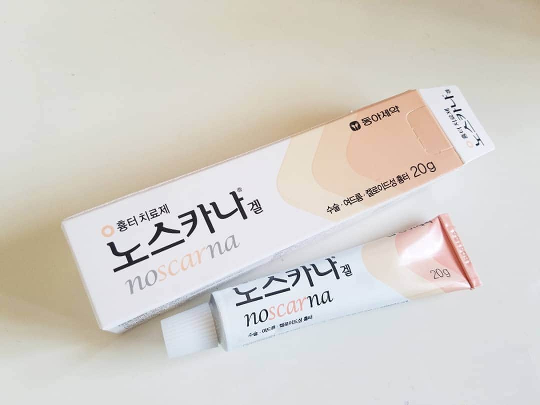 のインスタグラム：「今回の#渡韓 で初めて買ったスキンケア紹介🙆‍♀️💖💋 * 1つ目は#노스카나겔 (ノスカナゲル) #ニキビ跡 #色素沈着 に使うゲルでケロイド治療とか手術の傷跡にも使うクリー厶で、薬局で見つけて一目惚れして即購入😍！！！ 必ずや傷跡かニキビ跡に使って！とのことなので、ニキビ跡と体に出来ちゃった色素沈着を消したくて買ったよ♥ 使い方は1日に2〜3回使いたい部分に薄く塗るだけ🙆 一昨年に出来た謎の蕁麻疹のせいで色素沈着してるから、これで消してみる🙆❤️ * 2つ目は#mediheal から出てるリップスキンケア💋 寝る前と朝に使ってる💕 この冬の乾燥のせいで唇がさがさになってて皮むけまくってたけど、これ使って1週間も経たないくらいで、まーじーで唇ツルツル💋💕💭 さすがメディヒールだわ🤣❤️ * 他にも色々買ったけど特にこの2つは今回買って良かったぁぁぁ❤️ってスキンケアだったよ❣️ * * * #韓国#韓国旅行#韓国カフェ#明洞#弘大#韓国コスメ#韓国好きな人と繋がりたい#カメラ女子#明洞カフェ#カメラ好きな人と繋がりたい#좋아요반사#반사#팔로우#맞팔#선팔#소통#맞팔해요#소통해요#셀카#셀스타그램#얼스타그램#데일리룩#followme」