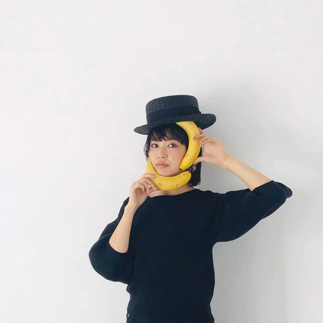 minaさんのインスタグラム写真 - (minaInstagram)「バナナをもってシュールな彩未ちゃん🍌  mina4月号「ECブランド特集」のヒトコマ👍  1月号で好評だった企画を再び！　今回は、販売実績や入荷リクエスト数などのデータをもとに、本当にHITしてるものだけを集めてます👕  この機会にお気に入りのECブランドを見つけてみてください！  なんでバナナ🍌か、 ヒントはPrrrrrr……☎ #垣内彩未 #ECブランド #通販 #ファッション #fashion #daily #🍌 #mina #ミーナ #minamagazine #mina4月号」2月24日 16時02分 - mina.magazine