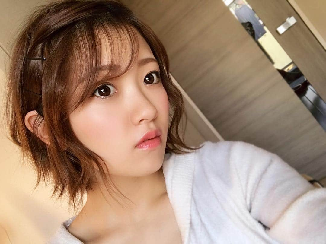 村瀬葵のインスタグラム：「・ 髪の毛が少し伸びたので 簡単ヘアアレンジ💋💋 少しやるだけでだいぶ印象も 気分も変わるね🤤❣️ ・ だけどまだ部屋着のまま🤫 お天気いいからお洗濯してお布団干して お掃除してお昼寝してたらこんな時間☕️💭 首から上だけバッチリです💕笑 ステキな日曜日を‥♪ ・ #hair #arrange #shorthair #shorthairstyles #beauty #girls #happy #sunday #sunny #holiday #selfie #instapic #ショートヘア #アレンジ #ヘアアレンジ #簡単 #いいお天気 #日曜日」