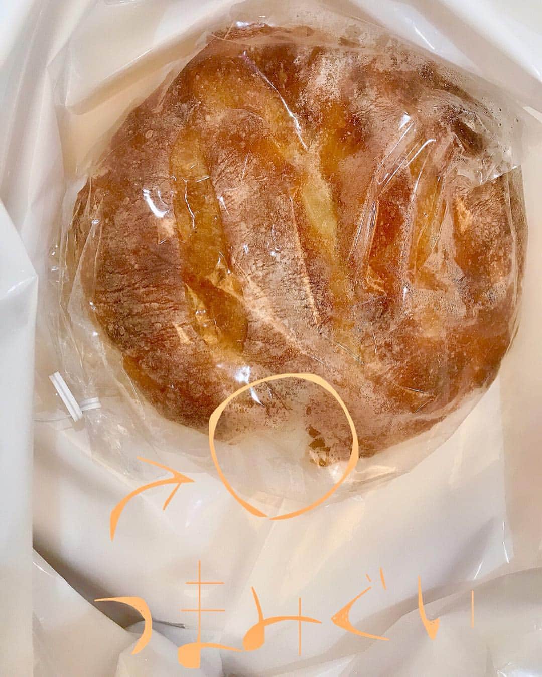 片山萌美さんのインスタグラム写真 - (片山萌美Instagram)「くっしょんみたいにふわふわな 大きいパンをいただいた！ 私の顔くらい✨  #パン #ふわふわ #つまみ食い」2月24日 16時43分 - moet_mi